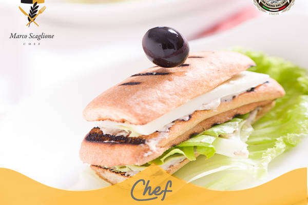 Panini al burro di cacao a strati con mozzarella, insalata e salsa di tonno
