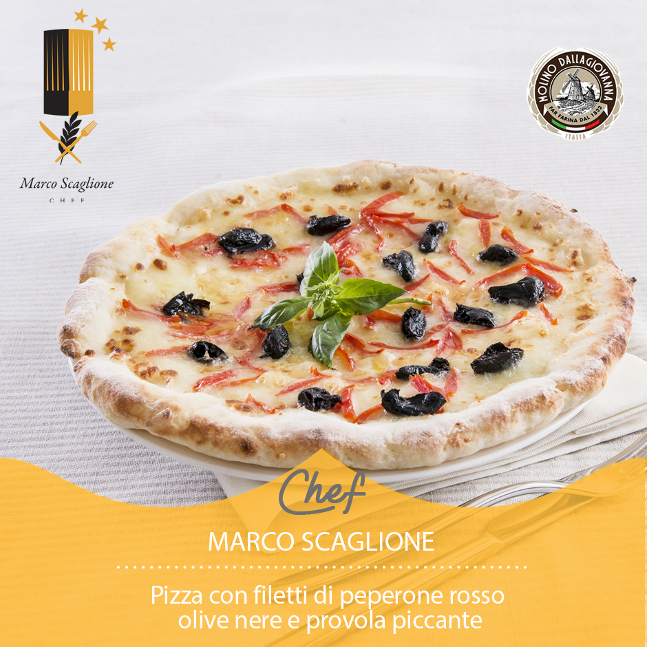 Pizza con filetti di peperone, olive nere e provola dolce