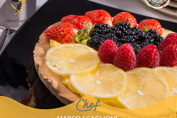 Tarte teff avec crème anglaise et fruits frais