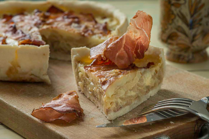 Gluten-free brisée cake with speck