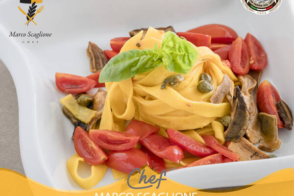 Nouilles aux œufs avec cèpes séchés, tomates cerises et câpres