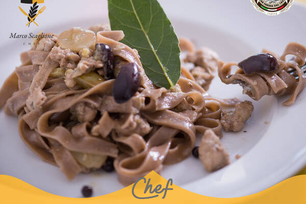 Tagliatelle senza glutine di carrube con ragù bianco di faraona