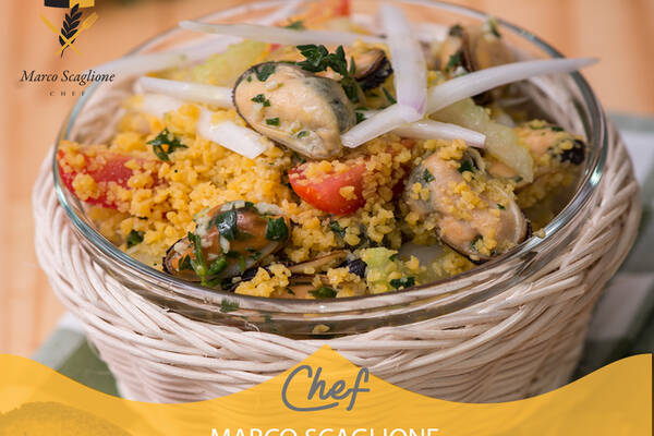 Salade de couscous avec des moules décortiquées et des légumes frais