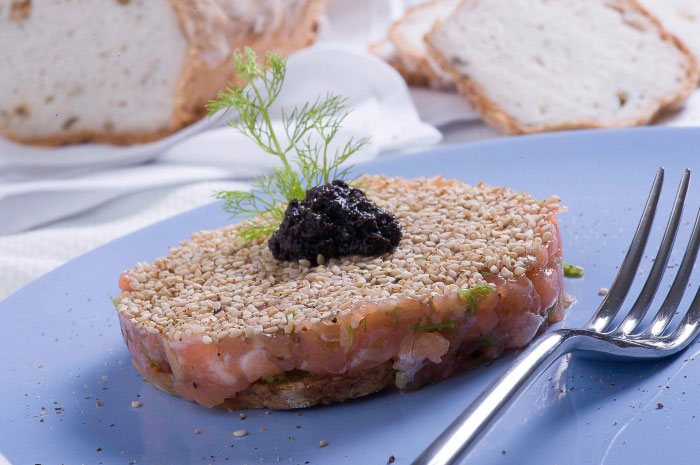 Tartare di salmone al sesamo senza glutine e all’aneto