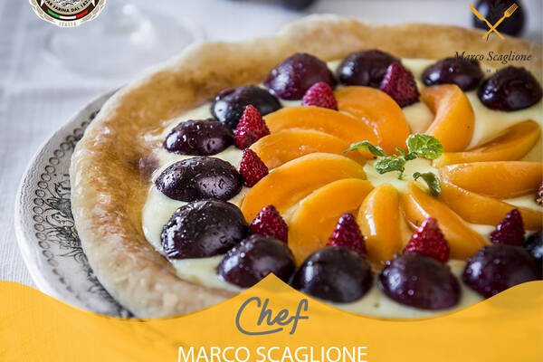 Pizza douce avec crème anglaise et fruits frais