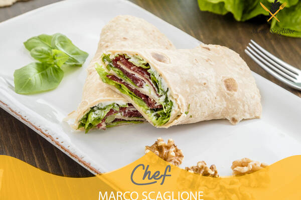 Receta de piadina wrap con robiola, nueces, ensalada y bresaola para una comida ligera