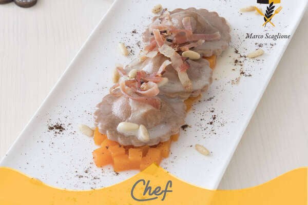 Ravioli al cacao con ripieno di gorgonzola, dadolata di zucca e joulienne di coppa piacentina