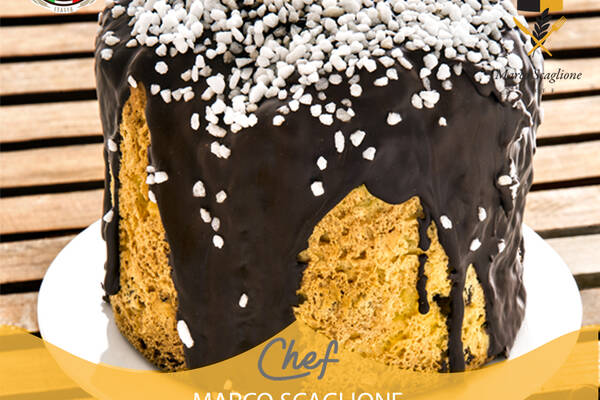 Panettone con glassa di cioccolato e granella di zucchero