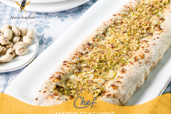 Pizza with pistachios and smoked scamorza