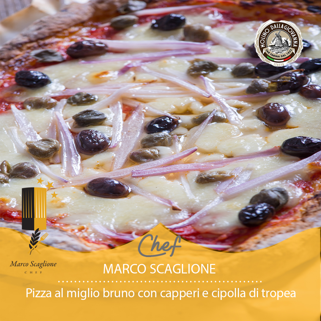 Pizza horneada con harina de mijo marrón con alcaparras y cebolla de Tropea