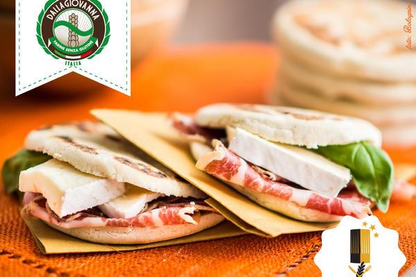 Tigella sin gluten con Brie y copa Piacenza