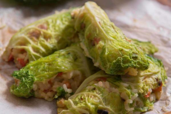 Rollitos de col sin gluten rellenos de arroz y verduras