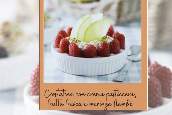 Crostatina con crema pasticcera, frutta fresca e meringa flambè