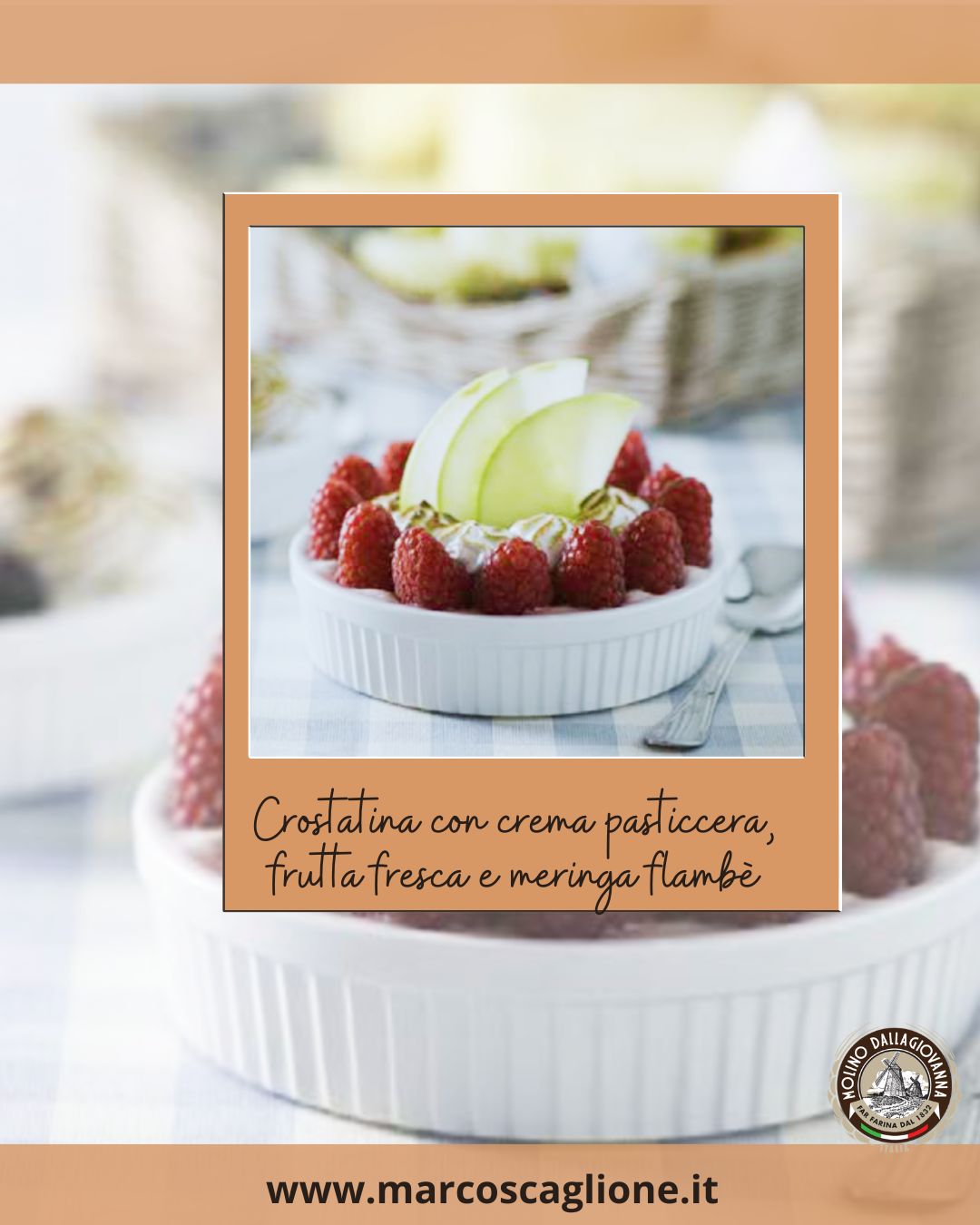 Crostatina con crema pasticcera, frutta fresca e meringa flambè