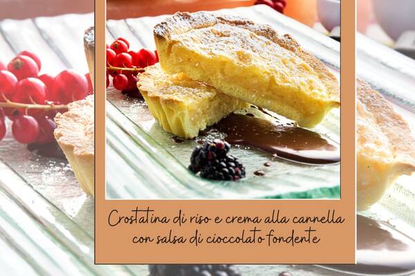 Crostatina di riso e crema alla cannella con salsa di cioccolato fondente